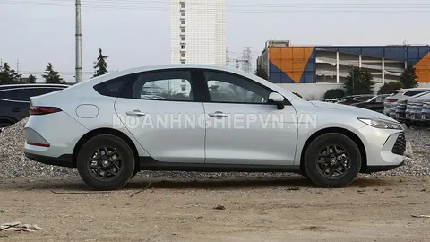 Xe sedan công suất 261 mã lực, nội thất tiện nghi, giá gần 300 triệu đồng