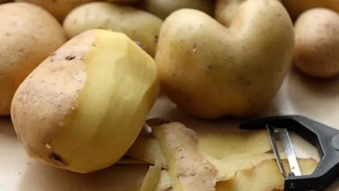 Gọt vỏ khoai tây không hề dễ dàng, có thể vô tình làm tay bị thương, hãy để tôi dạy bạn một thủ thuật và bạn sẽ không phải gọt vỏ nữa