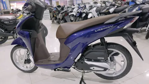 Cận cảnh Honda Vision 2025 màu xanh đen, giá 33,59 triệu đồng tại Việt Nam