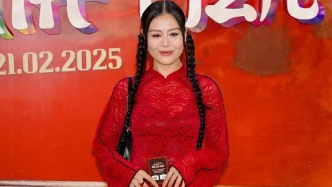 Nam Thư gây tranh cãi khi diện đồ ren xuyên thấu đi sự kiện, lộ nội y dưới ánh đèn flash