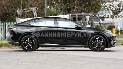 Xe sedan hạng D trang bị ‘đỉnh nóc’, tiết kiệm xăng hơn xe máy, giá rẻ bất ngờ