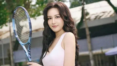 Cận cảnh nhan sắc của Mai Phương Thuý qua camera thường, nay còn khoe vòng 1 lấp ló cực nóng mắt