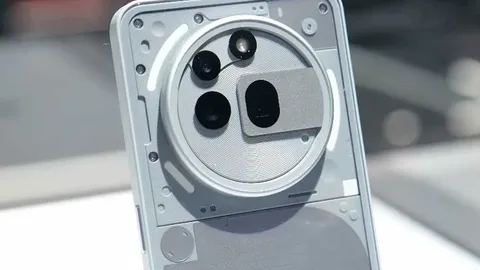 Trên tay đối thủ của iPhone 16e: Thiết kế độc đáo, cấu hình tốt, giá chỉ hơn 8 triệu đồng