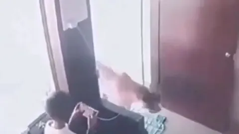 CLIP: Đang ngồi trong phòng chơi game thì bỗng báo hoa mai 'ghé thăm', cậu bé có pha xử lý khiến người xem bội phục