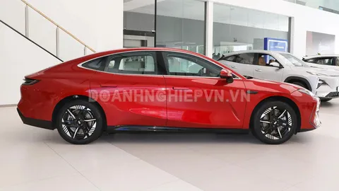 Xe sedan hạng sang công suất 637 mã lực, giá ngang Toyota Vios