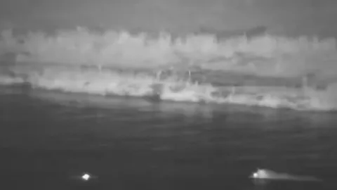 CLIP: Nửa đêm đi săn hà mã con, cá sấu lập tức 'nếm trái đắng' khi phụ huynh của con mồi xuất hiện