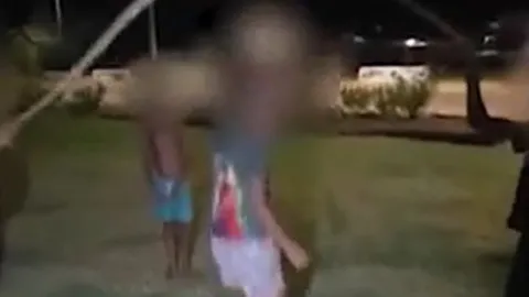 CLIP: Kinh hãi trước cảnh 6 đứa trẻ dùng con trăn dài 2m để nhảy dây