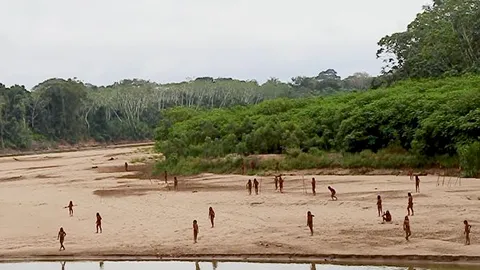 Video cực hiếm về bộ lạc biệt lập lớn nhất thế giới, bắn tên chống lại người bên ngoài xâm phạm