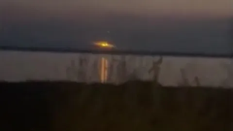 CLIP: Cặp đôi ghi lại được cảnh tượng UFO đậu bên bờ sông khiến CĐM 'dậy sóng'