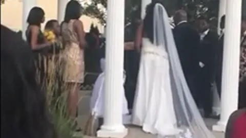 Video: Bạn gái cũ xông vào lễ cưới, tuyên bố với chú rể "con anh đang trong bụng tôi"