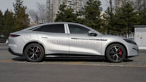 Xe sedan lớn hơn Toyota Camry, công suất 1.086 mã lực, giá rẻ bất ngờ