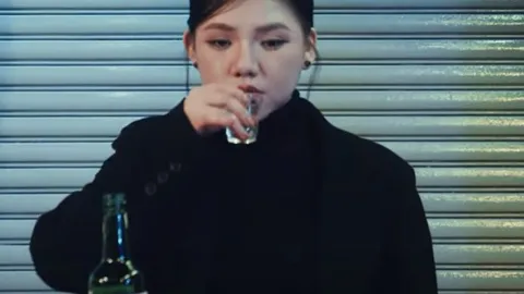 Fan xót xa khi thấy Myra Trần vừa uống rượu một mình vừa khóc nức nở 