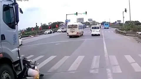 CLIP: Tạt đầu xe container mà không quan sát, người phụ nữ suýt bỏ mạng