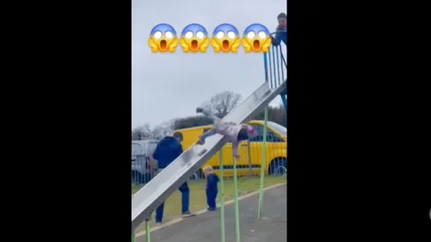 CLIP: 11 giây kinh hoàng, em bé rơi khỏi cầu trượt cao và phản xạ nhanh của người cha đã cứu nguy trong tích tắc