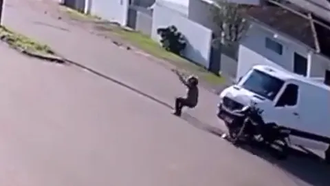 CLIP: Tông trúng ô tô khi đang đi xe máy, nam thanh niên có màn tiếp đất như phim hành động Mỹ