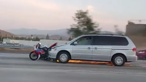 CLIP: Sau tai nạn, xe phân khối lớn 'kéo lê' ô tô tóe lửa trên đường lớn như phim hành động