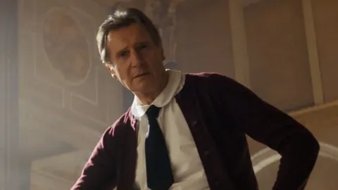 'Già gân' Liam Neeson bất ngờ lột xác, không thể bựa hơn trong 'The Naked Gun'