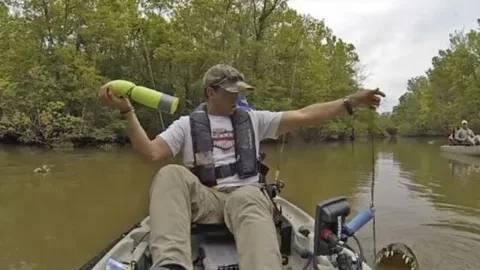 CLIP: Đi câu cá thư giãn, cần thủ hoảng hốt khi nhìn thấy hàm răng khổng lồ của 'thủy quái'