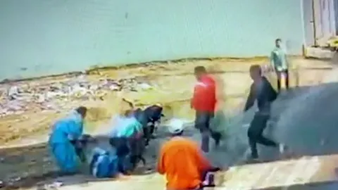 CLIP: Đang đi đường, cụ ông bất ngờ bị chó Pitbull tấn công và màn giải cứu 'nghẹt thở'