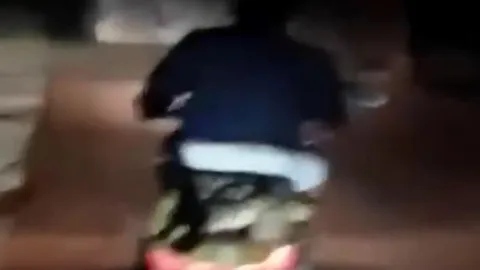 CLIP: Say rượu, người đàn ông bắt được trăn 'khủng' rồi chở tới đồn cảnh sát nhưng cái kết mới gây chú ý