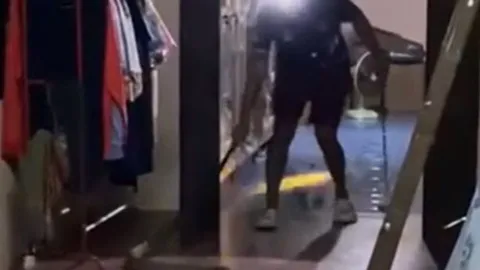 CLIP: Chủ nhà hoảng loạn và phải làm ngay điều này khi phát hiện rắn hổ chúa dài hơn 3,5m ẩn nấp trên trần nhà