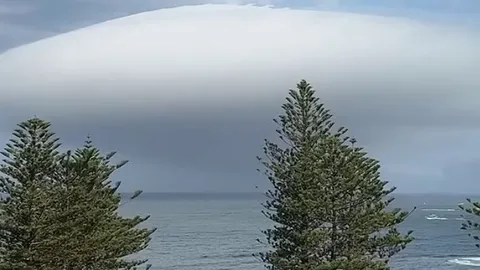 CLIP: Người dân hoảng loạn khi đám mây hình UFO bất ngờ xuất hiện trên bầu trời 