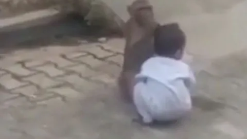 CLIP: Khỉ 'bắt cóc' em bé 2 tuổi mang ra đường và cái kết đầy kịch tính