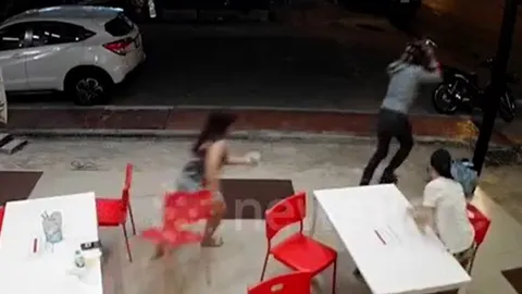 CLIP: Bị giật túi xách, người phụ nữ cầm ghế đuổi theo tên cướp và kết cục dễ hiểu