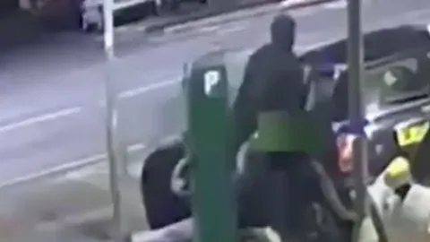 CLIP: Đang đi bộ, cô gái trẻ bị người đàn ông bắt cóc và màn chống trả khiến kẻ ác 'ôm hận'