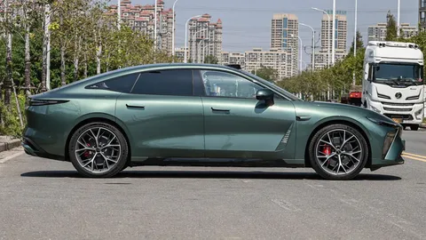 Xe sedan dài hơn 4,9 mét, công suất 480 mã lực, trang bị tiên tiến, giá hơn 700 triệu đồng