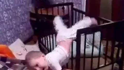 CLIP: Cậu nhóc 'đào tẩu' khỏi cũi chỉ trong 10 giây khiến phụ huynh ngỡ ngàng