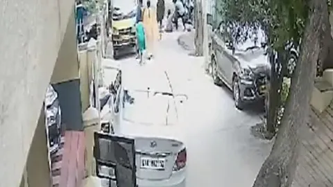 CLIP: Thấy con gái bị chó Becgie tấn công, cha lao ra giải cứu và cái kết