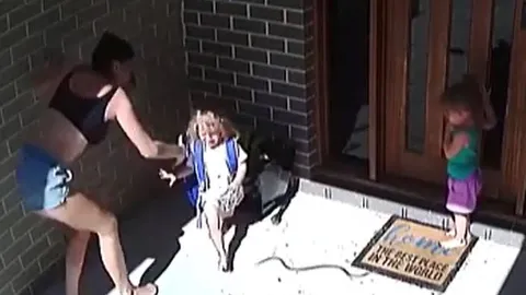 CLIP: Mẹ phản ứng siêu nhanh, thành công giải cứu 2 con nhỏ khỏi rắn độc cắn