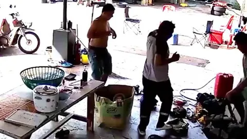 CLIP: Rắn khổng lồ bất ngờ xuất hiện tại trạm cứu thương, 3 nhân viên y tế hoảng loạn bỏ chạy