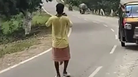 CLIP: Tê giác hoang dã bất ngờ truy đuổi và giẫm tử vong người đi xe máy