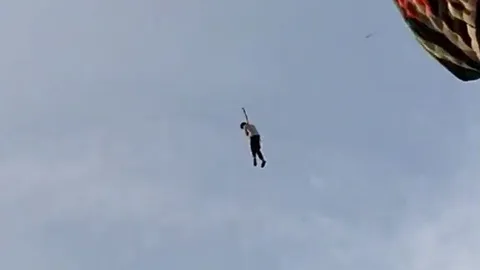 CLIP: Kinh hãi trước khoảnh khắc người đàn ông bị diều kéo lơ lửng trên không trung
