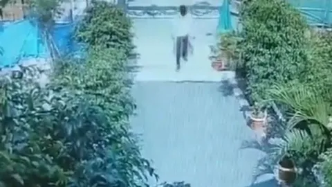 CLIP: Người đàn ông nhảy tránh cú đớp bất ngờ của rắn hổ mang ngay trước cửa quán ăn