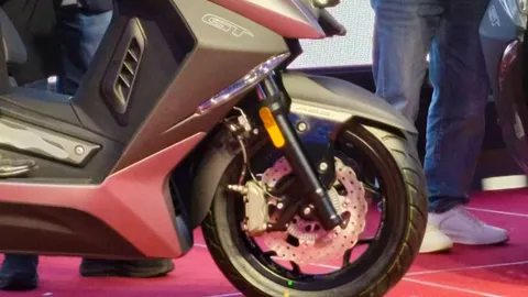 Xe tay ga thiết kế hầm hố, động cơ 330cc, trang bị ngang Honda SH 350i, giá hơn 136 triệu đồng