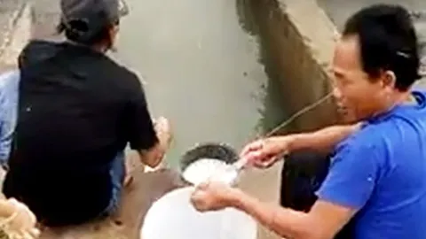 CLIP: Câu cá kiểu "có 1-0-2" dùng chai nhựa và bột mì, vẫn giật cá lia lịa