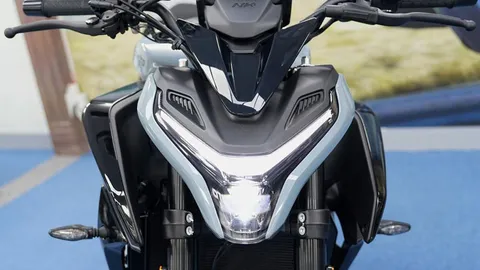 Môtô 3 xi lanh dung tích 674cc, trang bị 'đỉnh nóc', giá 165 triệu đồng, cạnh tranh với Honda CB650R