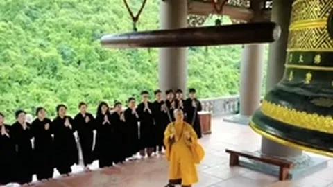 Đúng 6 giờ sáng ngày 1/7, các chùa trên toàn quốc cử chuông, trống cầu quốc thái dân an 