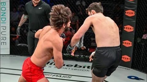 CLIP: Võ sĩ Ukraine tung loạt 6 cú đấm cực mạnh khiến đối thủ ngã gục