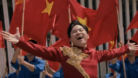 Tùng Dương ra mắt MV 'Viết tiếp câu chuyện hòa bình': Khi âm nhạc trở thành lời tri ân lịch sử