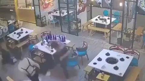 Say rượu chọc nhầm nữ cao thủ Taekwondo, hai gã đàn ông lĩnh đòn đau nhớ đời