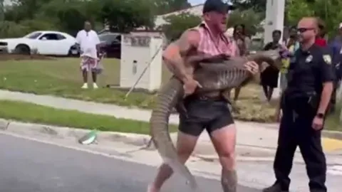 Võ sĩ MMA tay không hạ gục cá sấu dài 2,5m giữa phố Florida