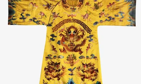 Thời xưa, long bào của các hoàng đế bị cấm giặt. Phải làm sao nếu có mùi hôi?