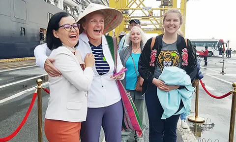Du thuyền Noordam đưa gần 2.000 khách Âu, Mỹ “xông đất” Đà Nẵng năm mới