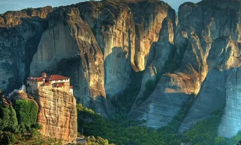 Bí ẩn vùng đất thần bí duy nhất trên thế giới cấm phụ nữ bén mảng, rùng mình hình phạt nếu vi phạm