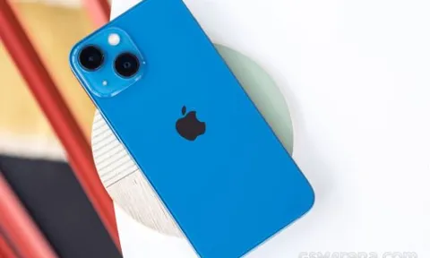 iPhone 13 Mini mạnh như iPhone 13 Pro Max, chụp ảnh ngang cơ Galaxy S24 5G, giá rẻ như rau chợ chiều