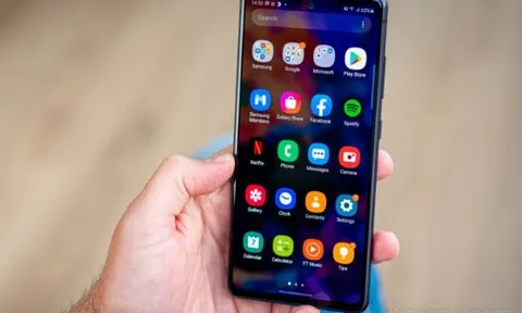 Galaxy S20 FE từng là kẻ hủy diệt iPhone 11 nay rẻ vô địch năm mới, vẫn dư sức hạ đo ván iPhone 16